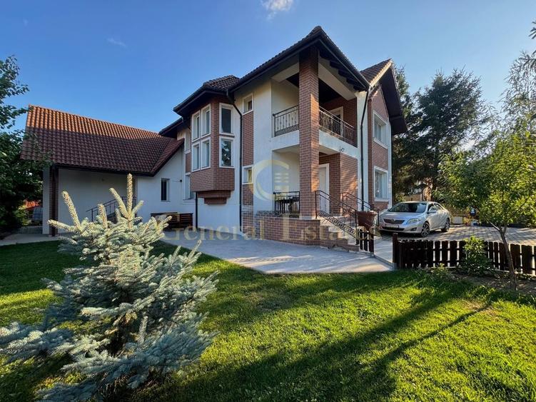 Casă individuală cu 8 camere cu Canalizare în Bucium