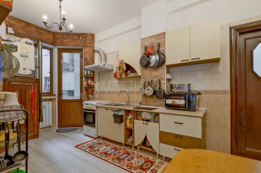 Apartament cu 5 camere semidecomandat, mobilat în Polonă
