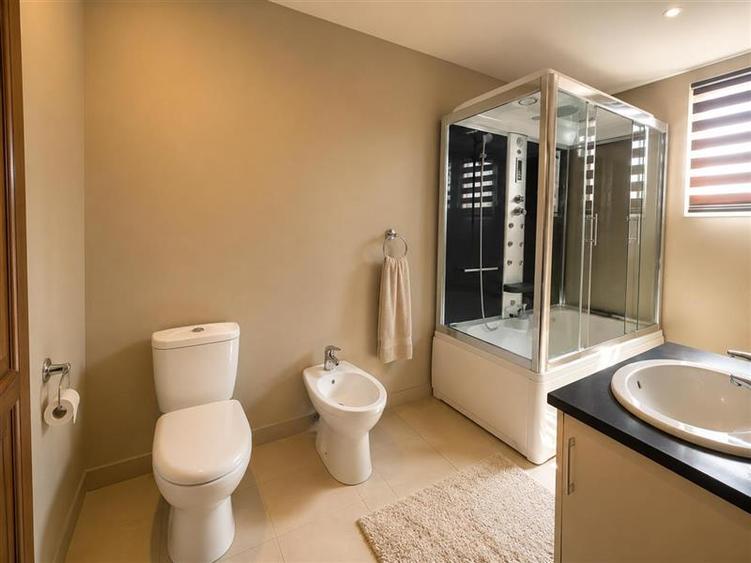 Casă individuală cu 4 camere cu Piscina în Exterior Est