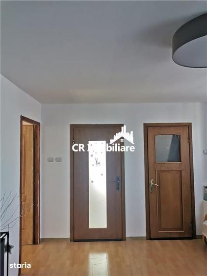 Casă cu 6 camere cu Teren 180 Mp în Vatra Luminoasă