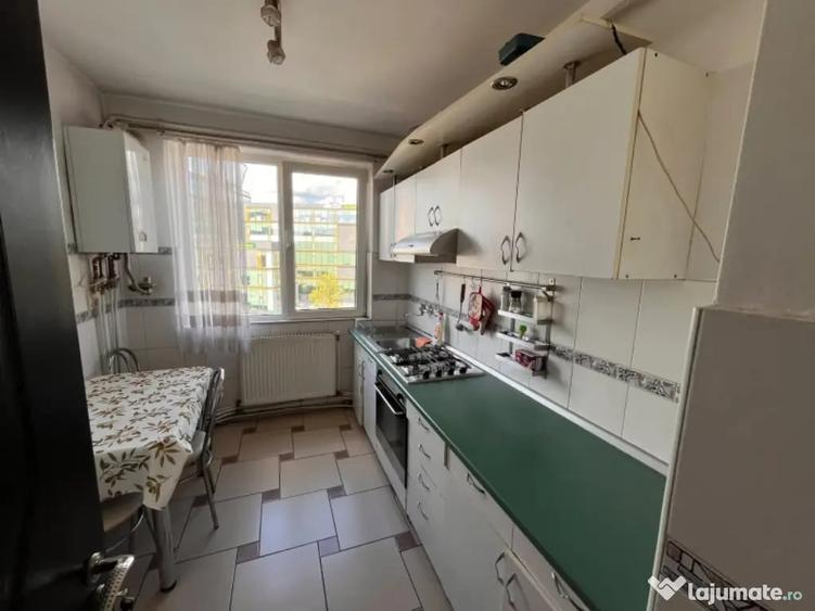Apartament cu 3 camere semidecomandat în Tineretului
