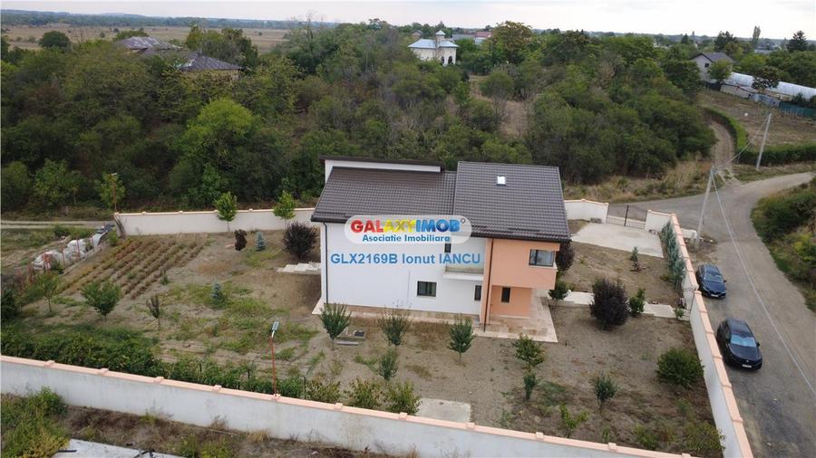 Casă cu 5 camere cu Teren 1300 Mp în Sud
