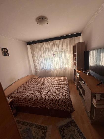 Apartament cu 4 camere decomandat în Craiovița Nouă