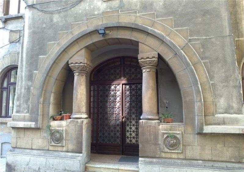 Casă cu 16 camere cu Garaj în Magheru