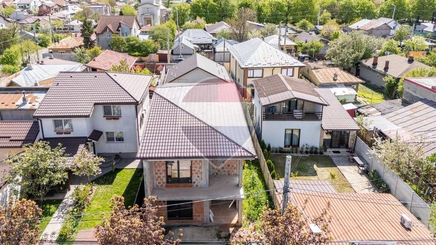 Casă individuală cu 5 camere cu Teren 264 Mp în Vest