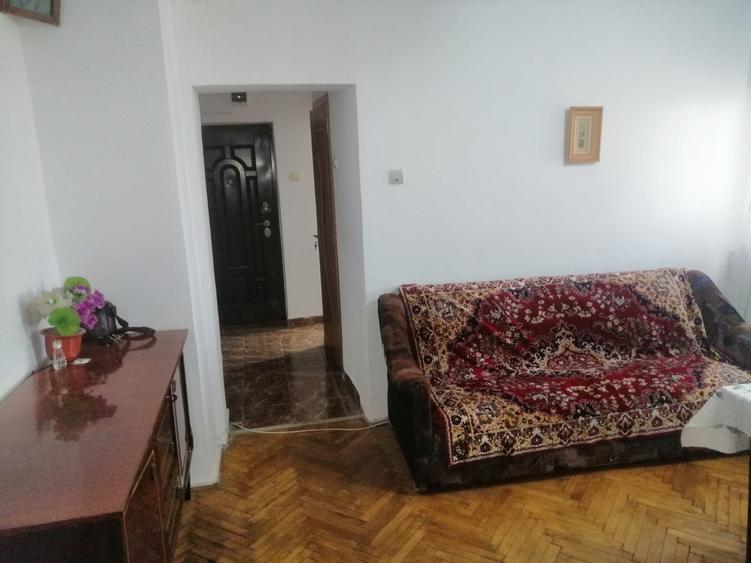 Apartament cu 3 camere semidecomandat în Central