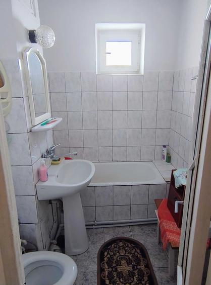 Apartament cu 3 camere decomandat, mobilat în Școlilor