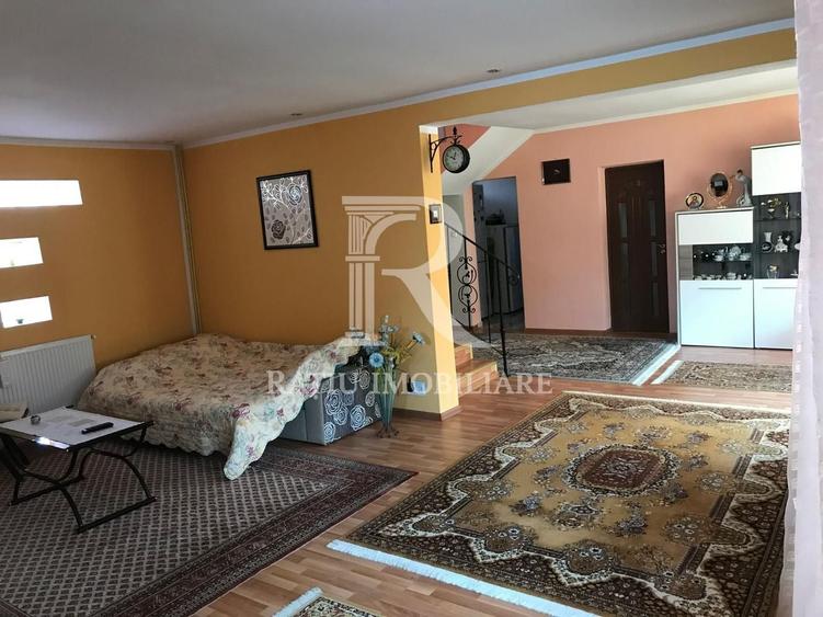 Casă individuală cu 5 camere cu Canalizare în Oncea