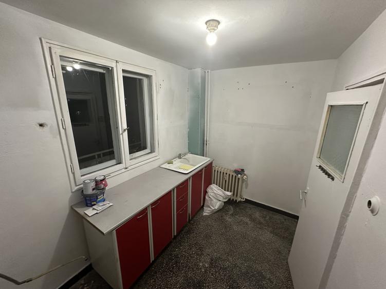Apartament cu 3 camere semidecomandat în Berceni