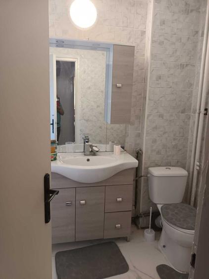 Apartament cu 4 camere semidecomandat, mobilat în Punctele Cardinale