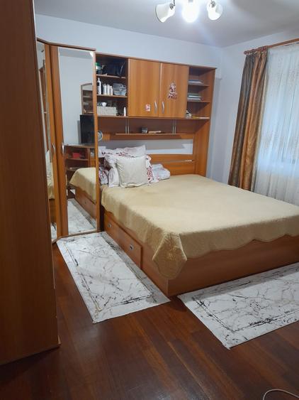 Casă individuală cu 5 camere cu Canalizare în Sud-Vest