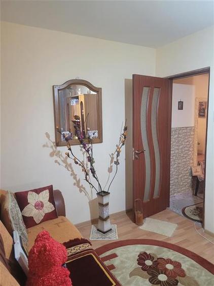 Apartament cu 3 camere nedecomandat în 9 Mai