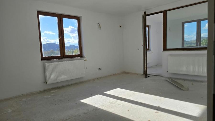 Casă cu 8 camere cu Teren 830 Mp în Brănișca