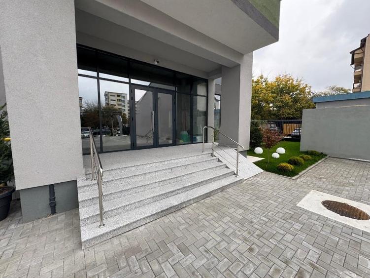 Spațiu comercial, de 300 mp, în Cornitoiu