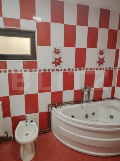 Casă cu 3 camere cu Piscina în Central