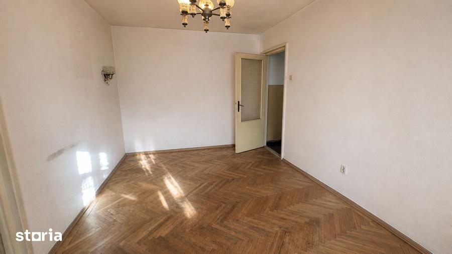 Apartament cu 3 camere semidecomandat în Km 4