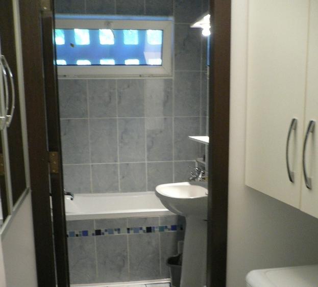 Apartament cu 3 camere semidecomandat, mobilat în Gorjului