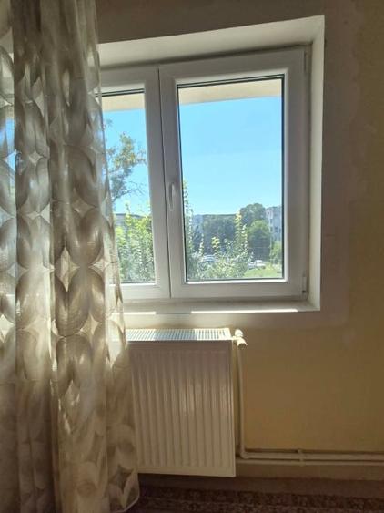 Apartament cu 3 camere decomandat, mobilat în Broșteni