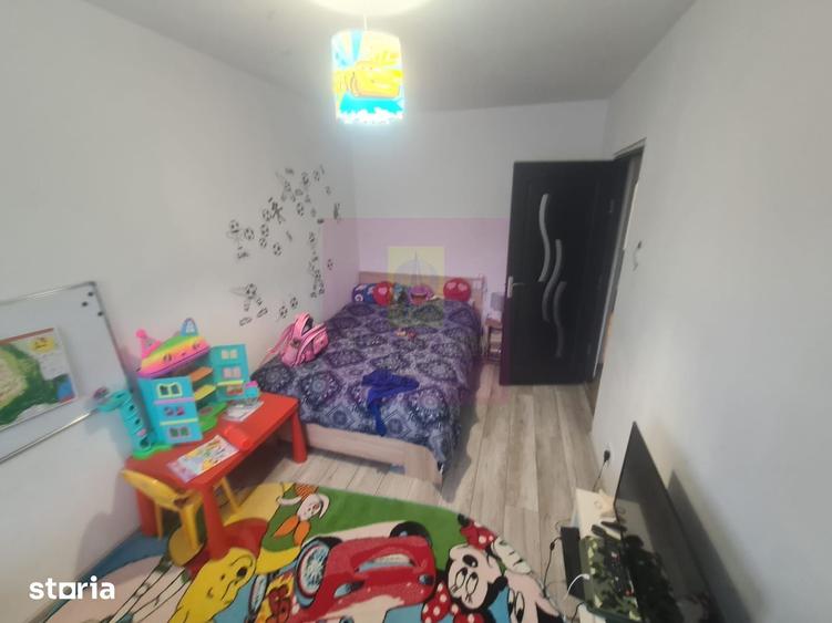 Apartament cu 3 camere semidecomandat în Cuza