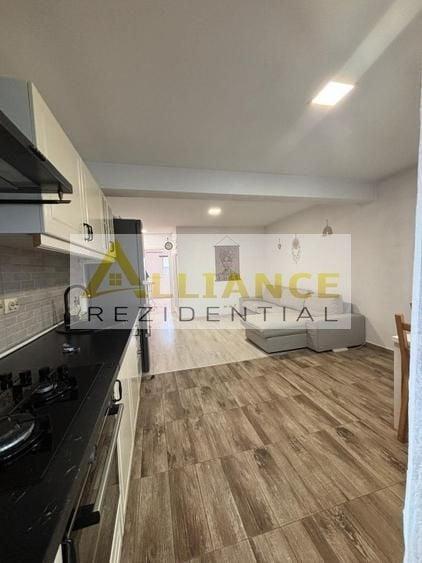 Apartament cu 3 camere semidecomandat, mobilat în Central
