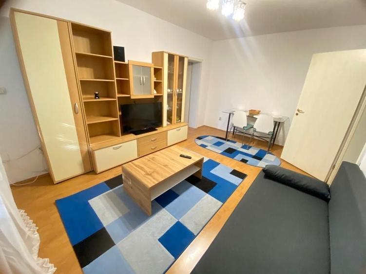 Apartament cu 3 camere semidecomandat în Medicină