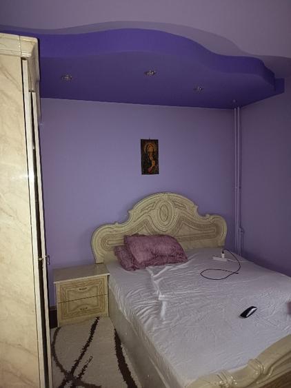 Apartament cu 3 camere decomandat, mobilat în Malu Roșu