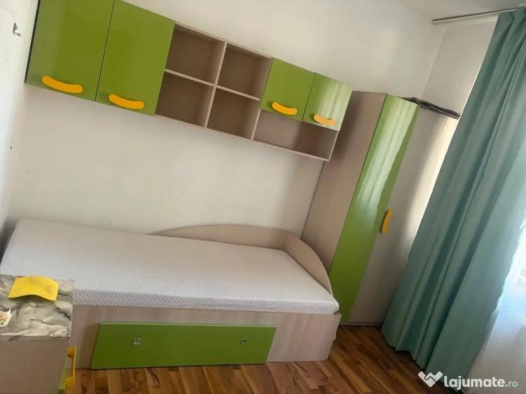Apartament cu 3 camere semidecomandat în Rahova