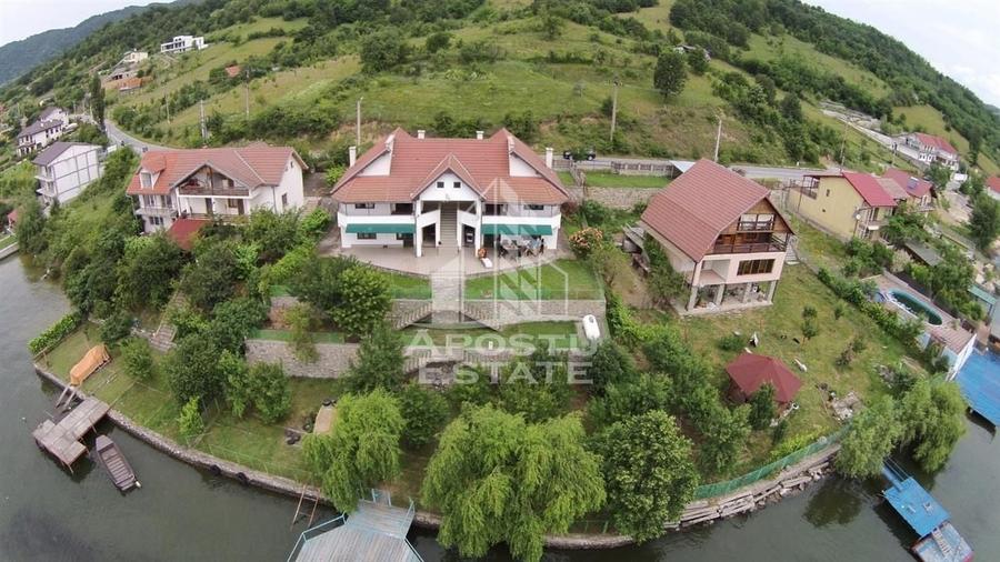 Casă individuală cu 8 camere cu Canalizare în Eșelnița