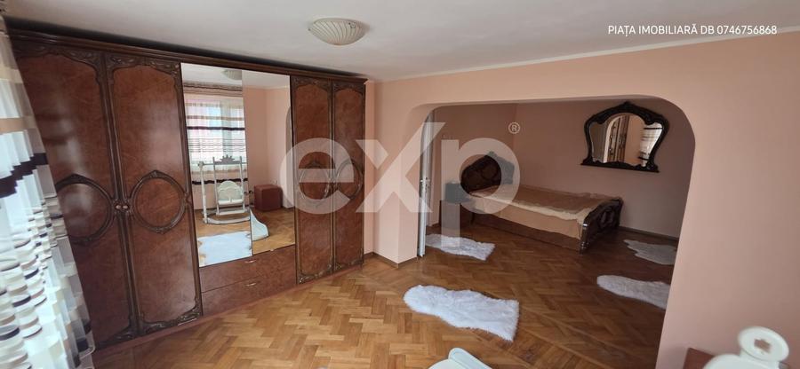 Casă individuală cu 9 camere cu Canalizare în Pucioasa