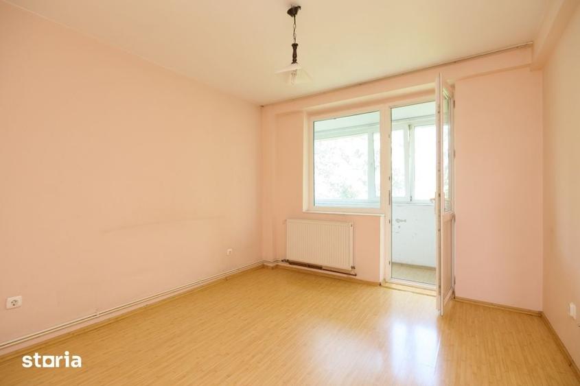 Apartament cu 4 camere semidecomandat în Craiovei