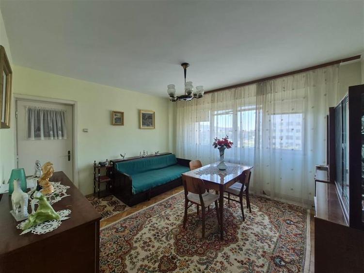 Apartament cu 3 camere semidecomandat în Podu Roș
