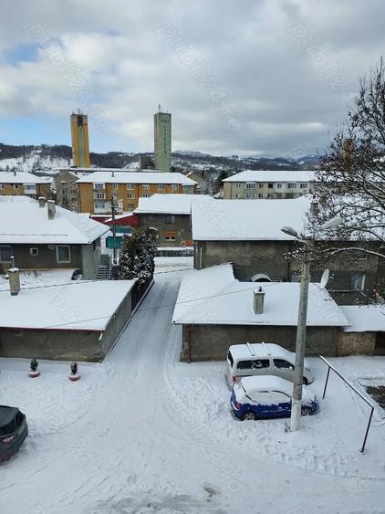 Apartament cu 3 camere semidecomandat în Petros