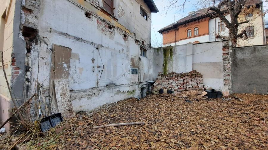 Casă individuală cu 10 camere cu Canalizare în P-ța Victoriei