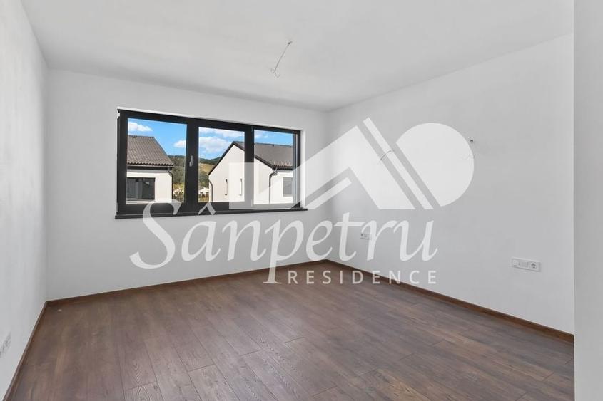 Duplex cu 3 camere cu Canalizare în Sânpetru