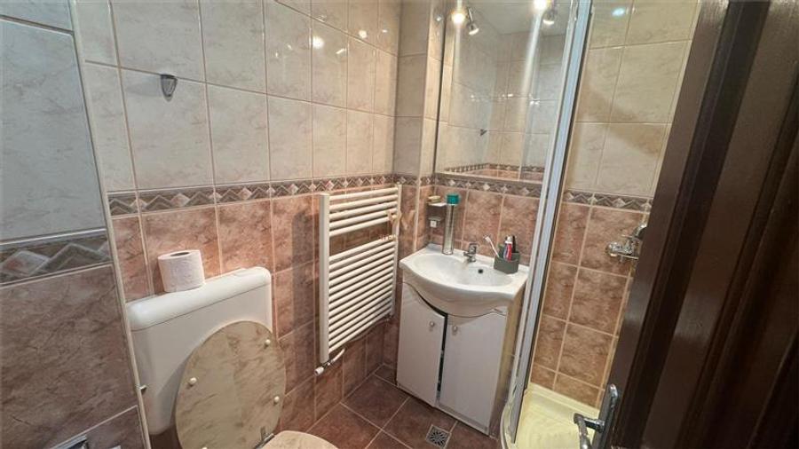 Apartament cu 4 camere decomandat în Valea Aurie