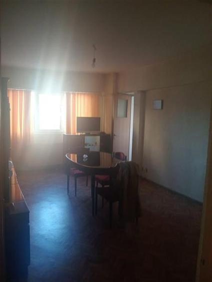 Apartament cu 4 camere semidecomandat în Rahova