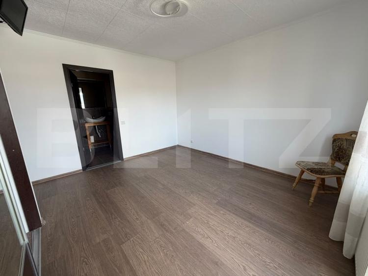 Apartament cu 4 camere semidecomandat în Florești