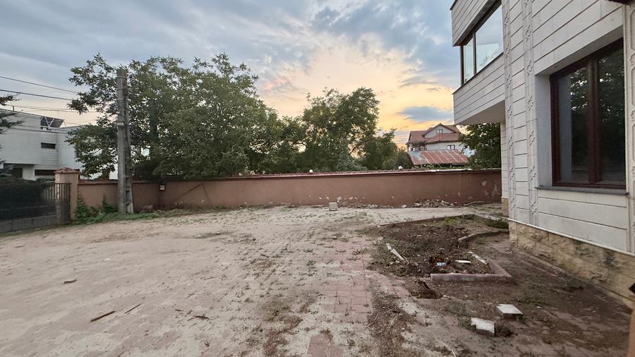 Casă individuală cu 10 camere cu Teren 2500 Mp în Pipera