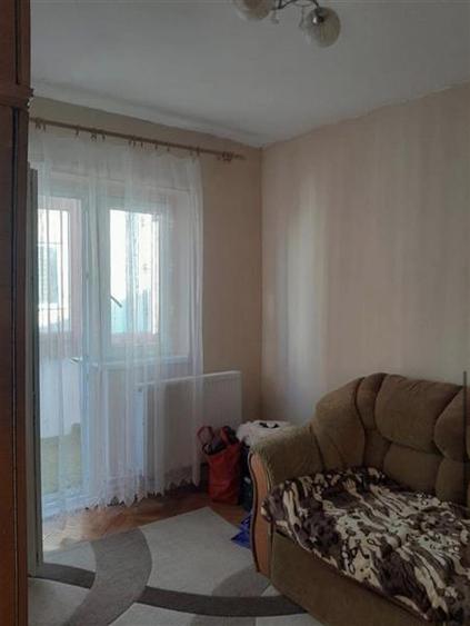 Apartament cu 3 camere semidecomandat, mobilat în Girocului