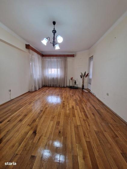 Apartament cu 3 camere decomandat în Exterior Vest