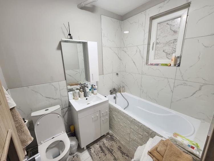 Apartament cu 3 camere decomandat în Podu Roș
