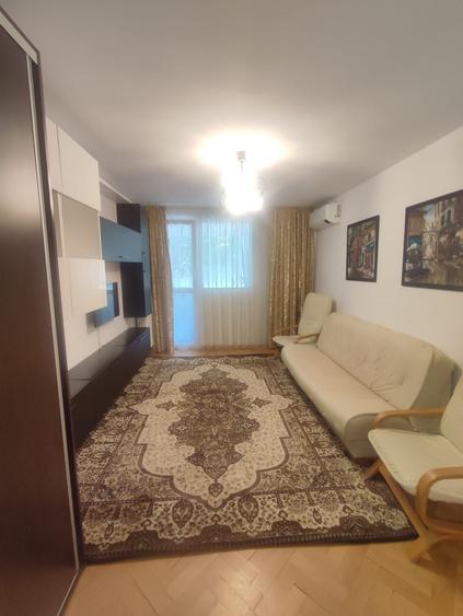 Apartament cu 3 camere decomandat în Titan
