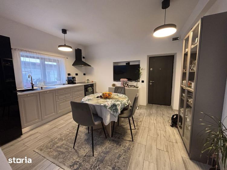 Casă cu 6 camere cu Teren 400 Mp în Străulești