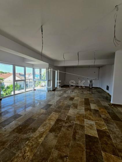 Apartament cu 4 camere decomandat în Faleza Nord