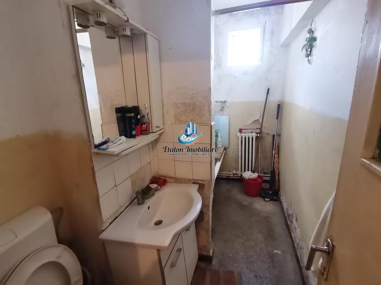Apartament cu 3 camere semidecomandat în Dărmănești