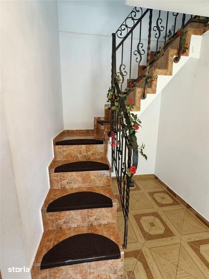 Casă cu 5 camere cu Teren 225 Mp în Moșilor