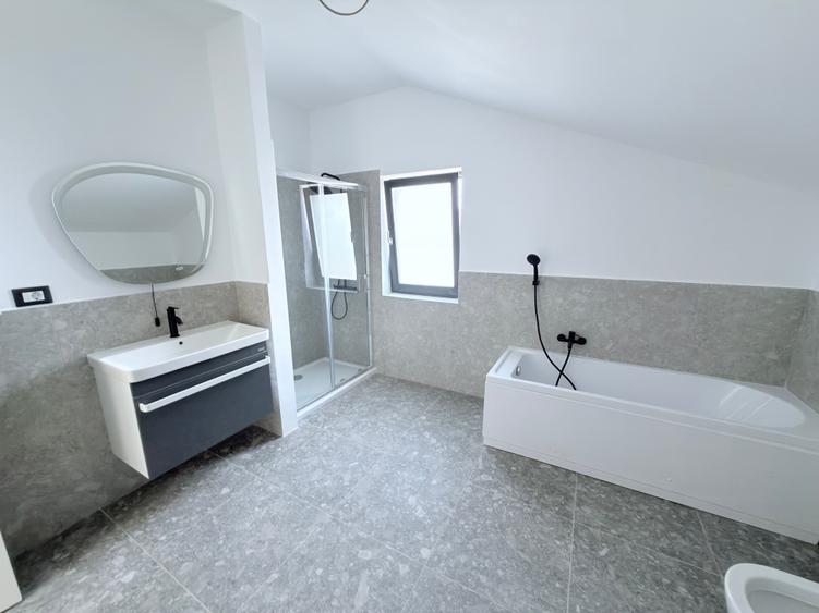 Casă individuală cu 4 camere cu Teren 400 Mp în Central