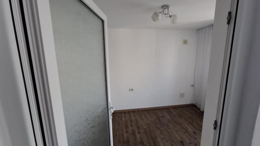Apartament cu 3 camere semidecomandat în Exterior Vest