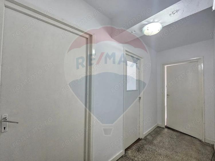 Apartament cu 3 camere semidecomandat în Central