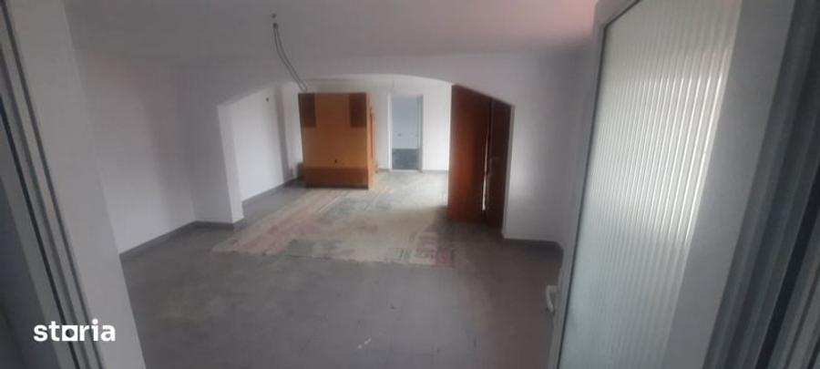 Casă cu 4 camere cu Teren 300 Mp în Central